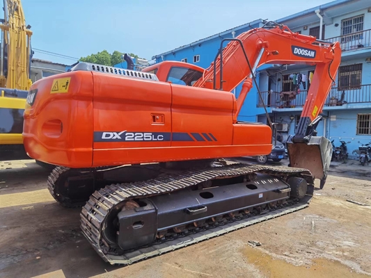 Escavatore Doosan DX225LC del cingolo utilizzato 2018 anni con il secchio 1m3