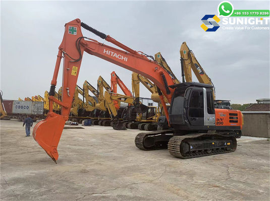 L'escavatore usato Hitachi ZX 200 funziona perfettamente e si vende a buon mercato con poche ore di lavoro