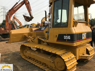La lama di Pat ha usato lo stato eccellente del bulldozer D5G di Caterpillar con la nuova pista